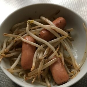 ウインナーと豆もやしのにんにく醤油炒め